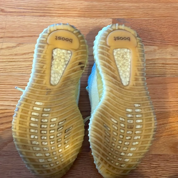 Yeezy 350 ‘Butter’ Used Good condition - Picture 2 of 4